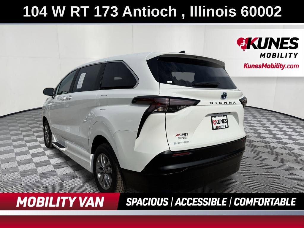 Used 2025 Toyota Sienna LE image 5