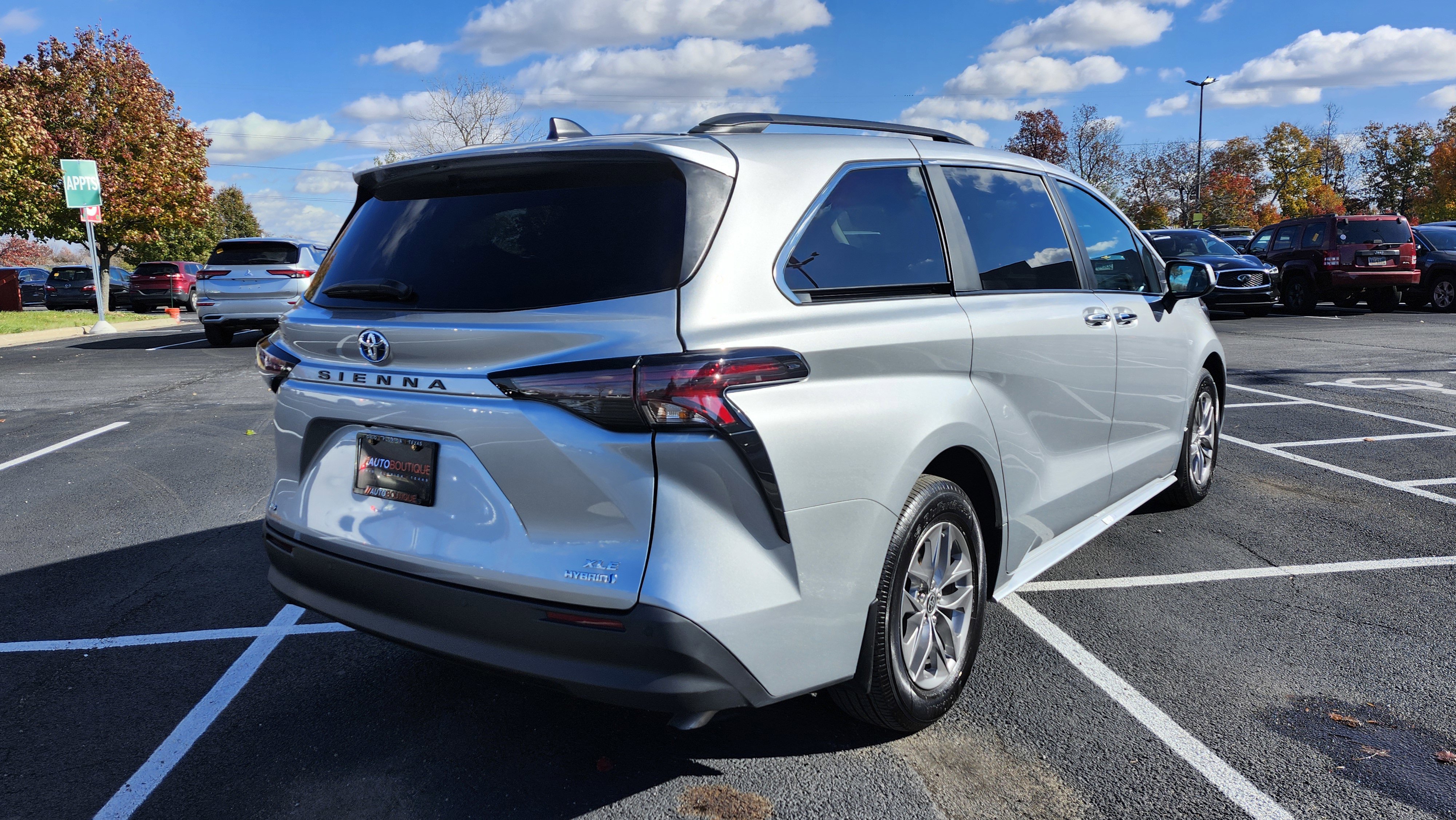 Used 2024 Toyota Sienna XLE w/ XLE Plus Package image 17