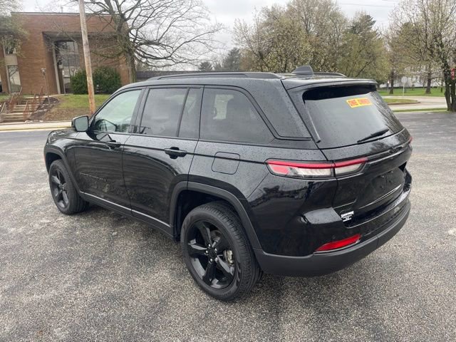 Used 2023 Jeep Grand Cherokee Limited w/ Black Appearance Package image 7