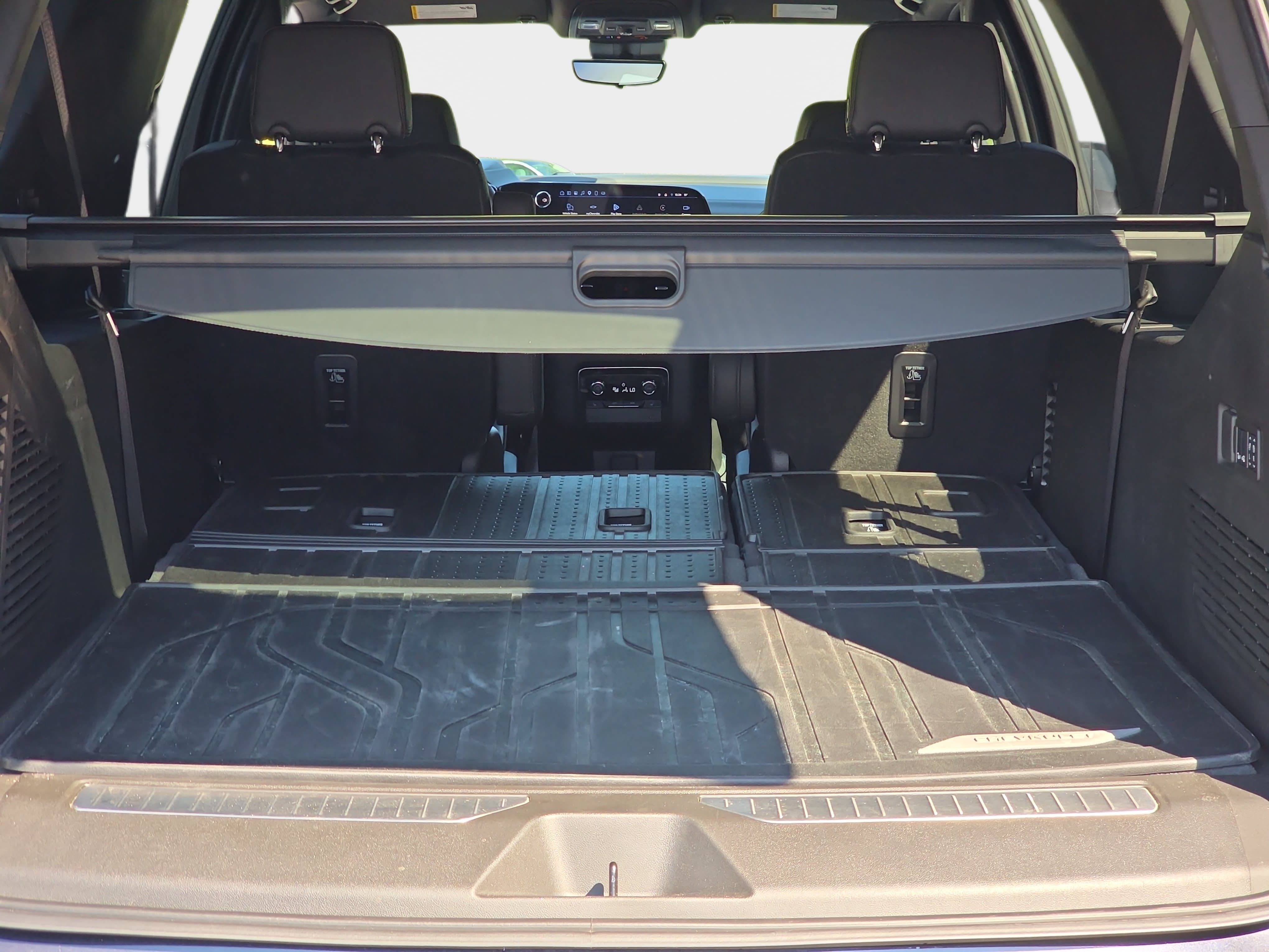 Used 2025 Chevrolet Suburban High Country AWD/4WD image 14