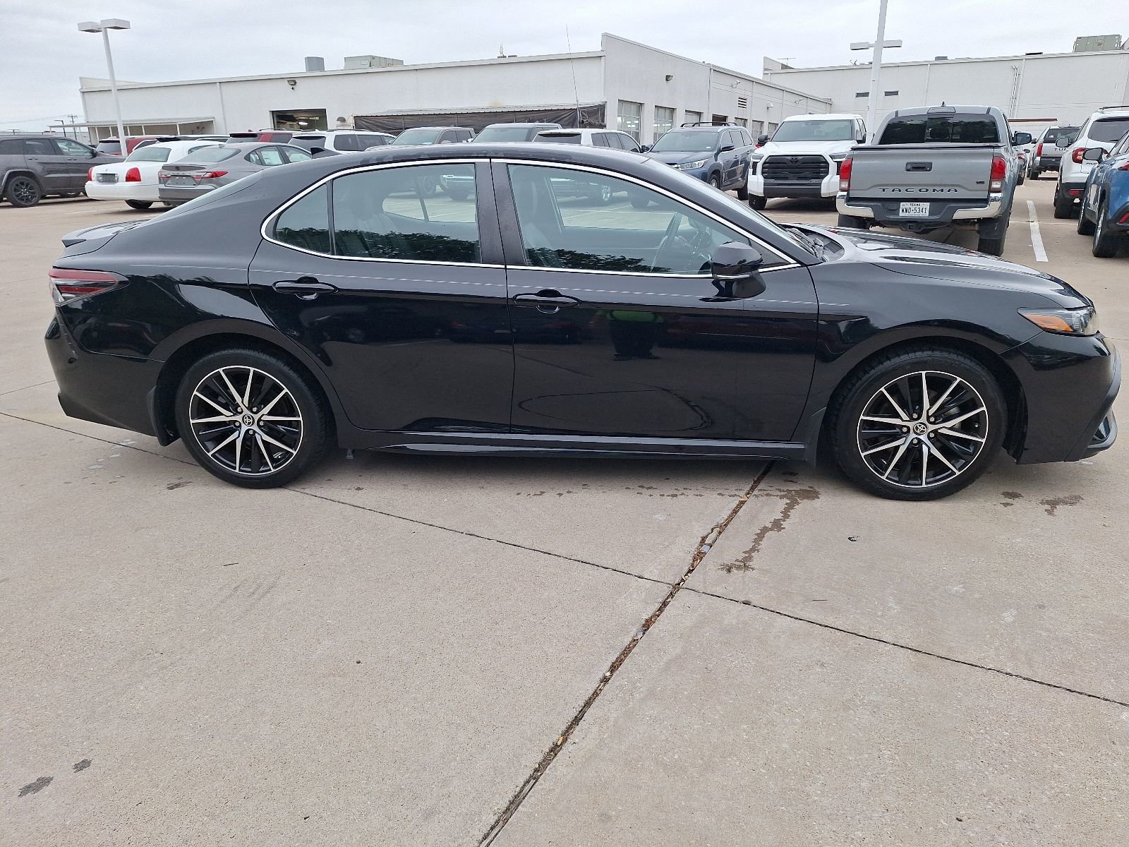 Used 2023 Toyota Camry SE FWD image 7