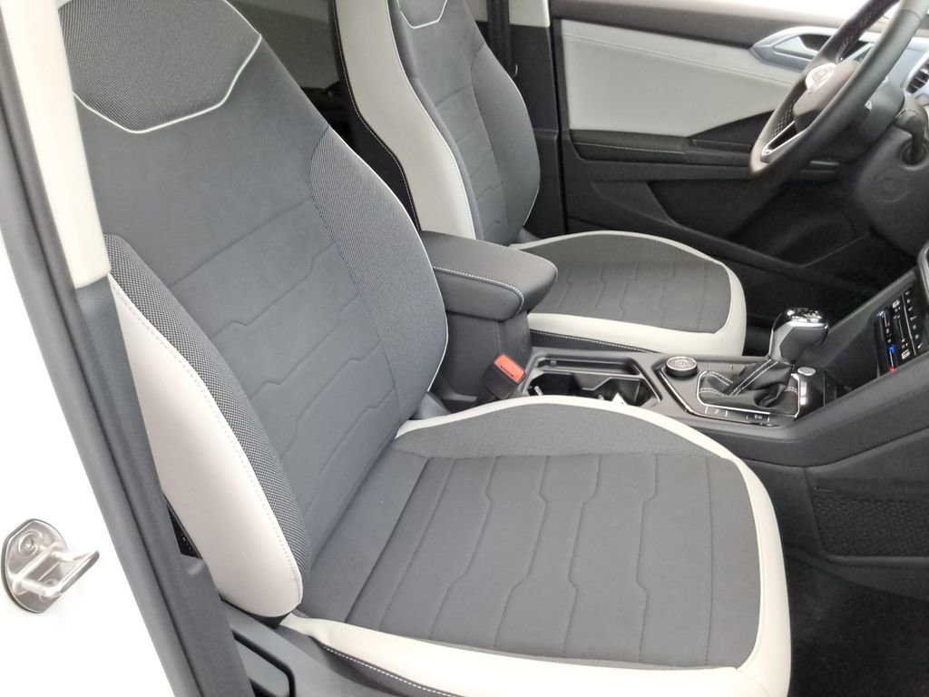 Certified 2025 Volkswagen Taos SE image 16