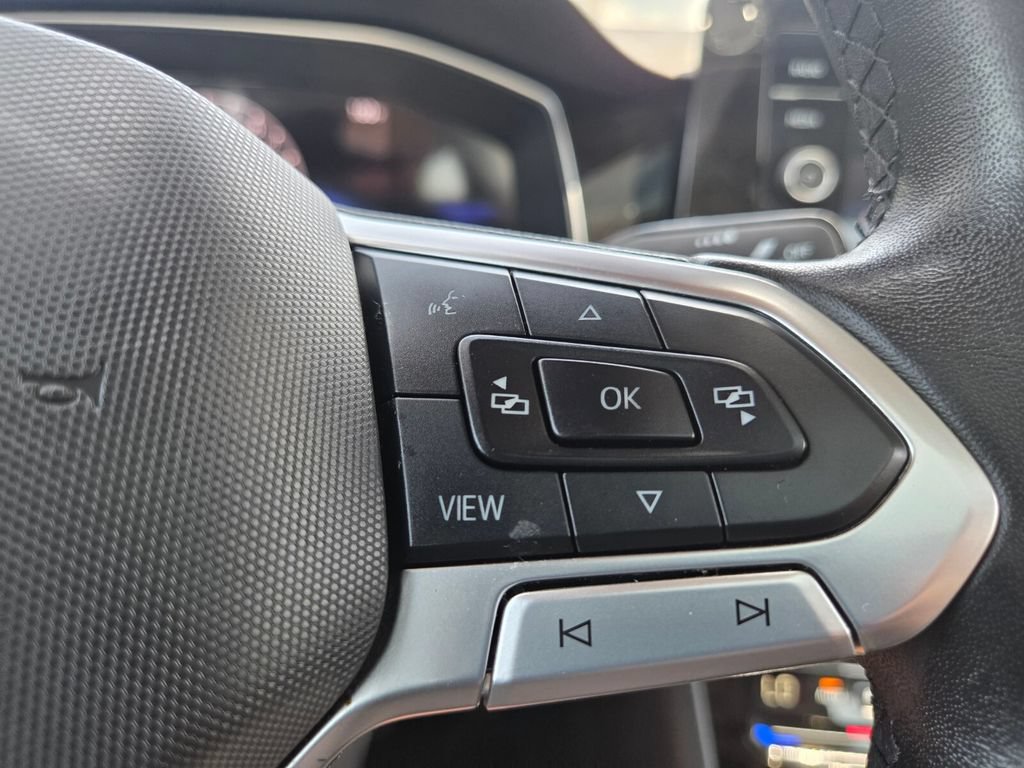 Used 2025 Volkswagen Jetta SE FWD image 12