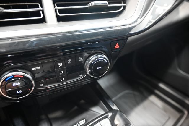 Used 2025 Chevrolet Trax RS w/ Sunroof Package FWD image 17