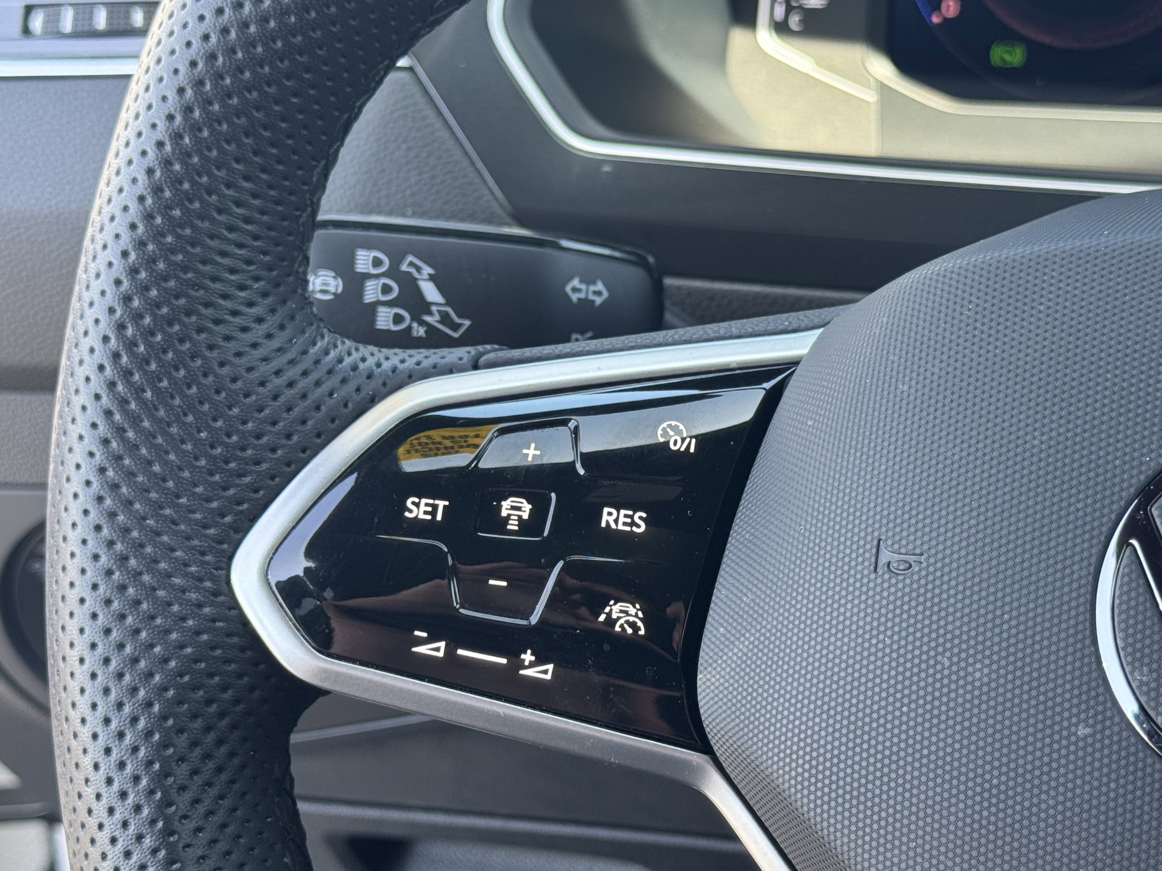 Certified 2024 Volkswagen Tiguan SEL R-Line AWD/4WD image 20