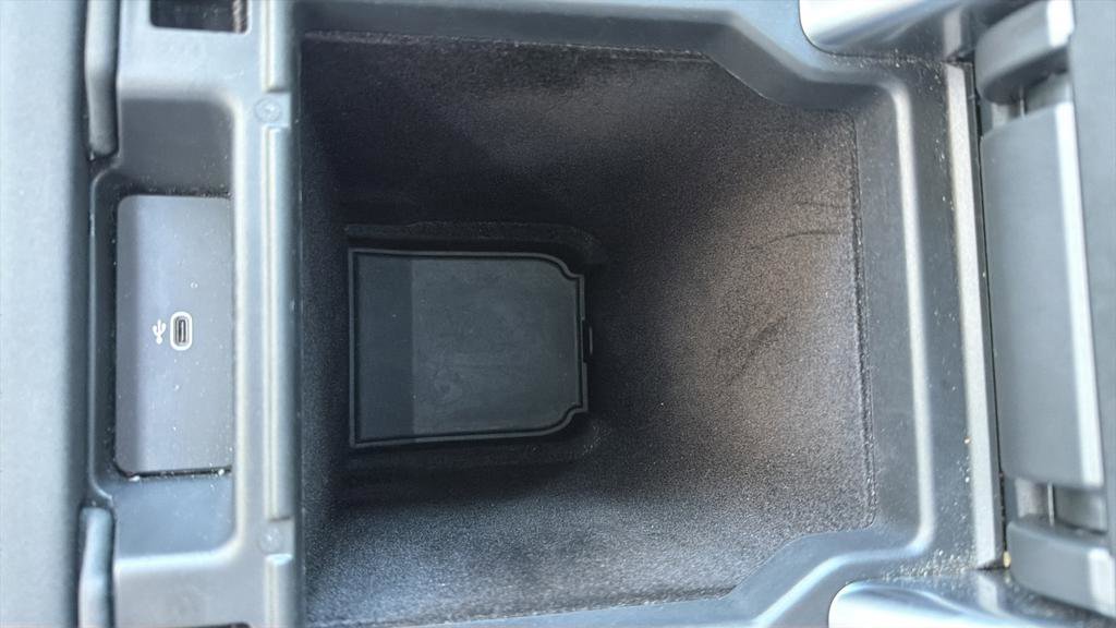 Used 2025 Land Rover Discovery S image 30