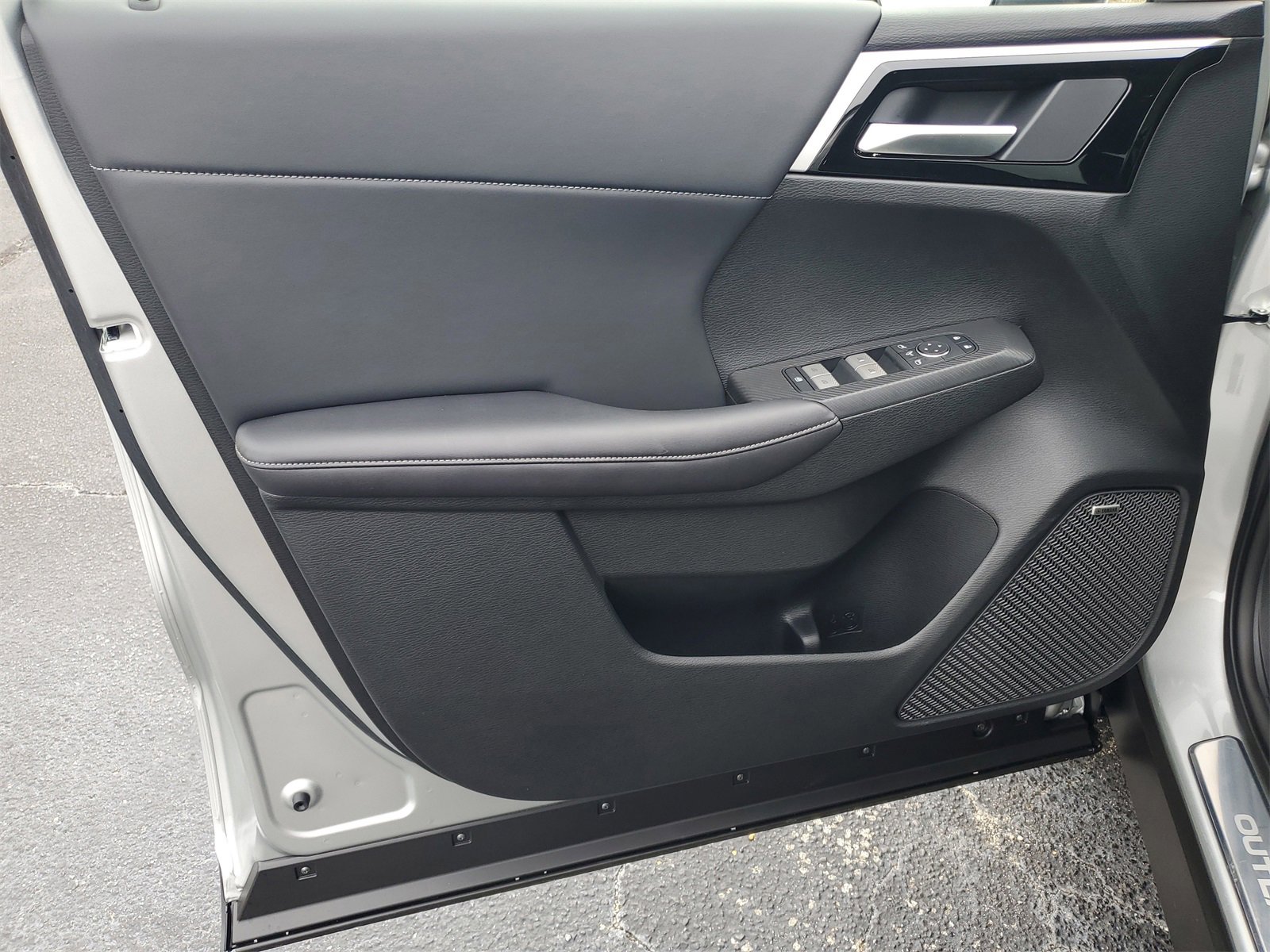 New 2026 Mitsubishi Outlander SE image 8