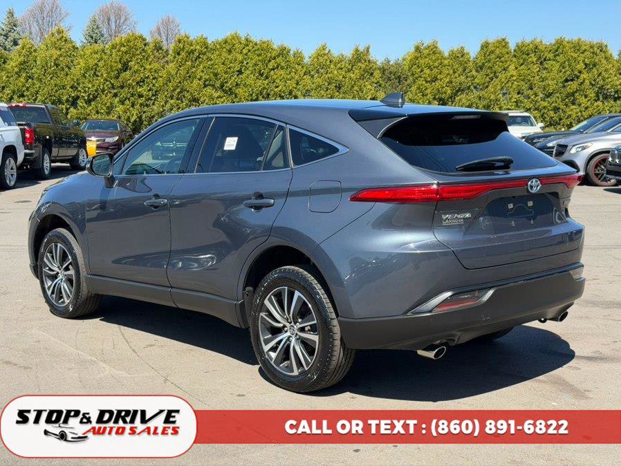 Used 2022 Toyota Venza LE image 3