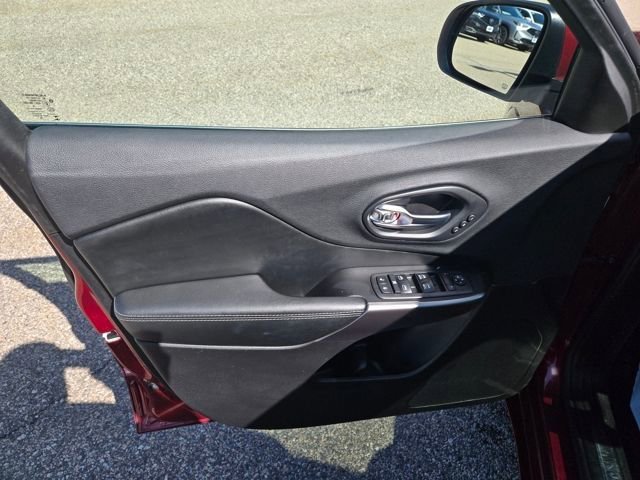 Used 2019 Jeep Cherokee Overland AWD/4WD image 18