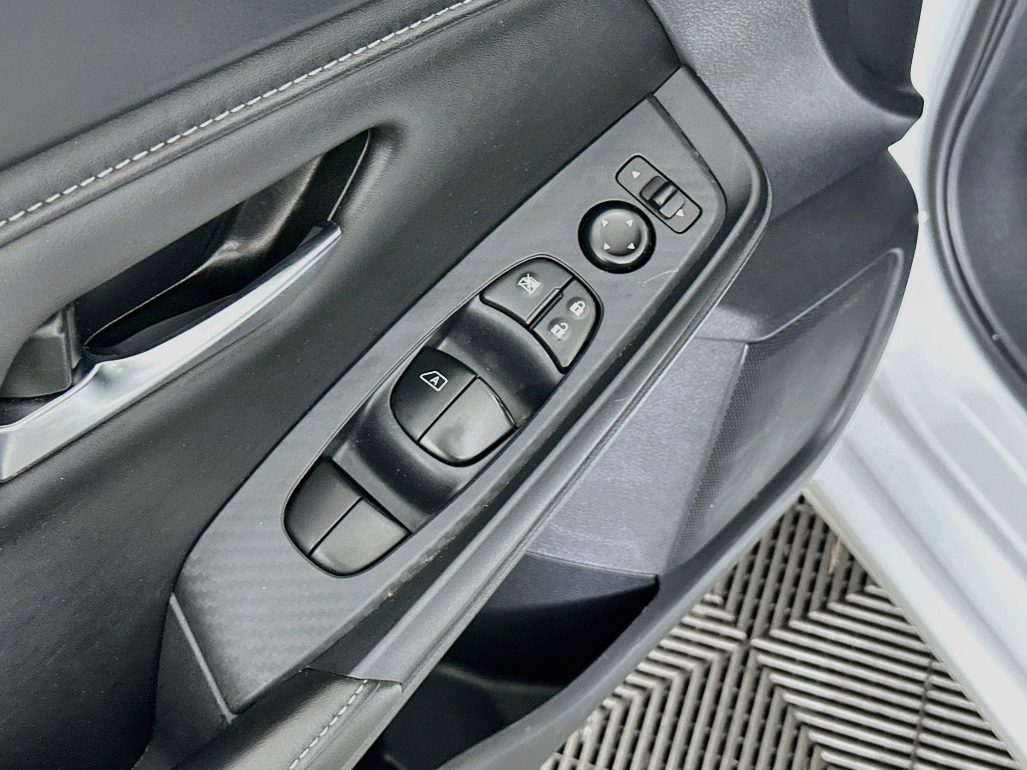 Used 2025 Nissan Sentra SV FWD image 15
