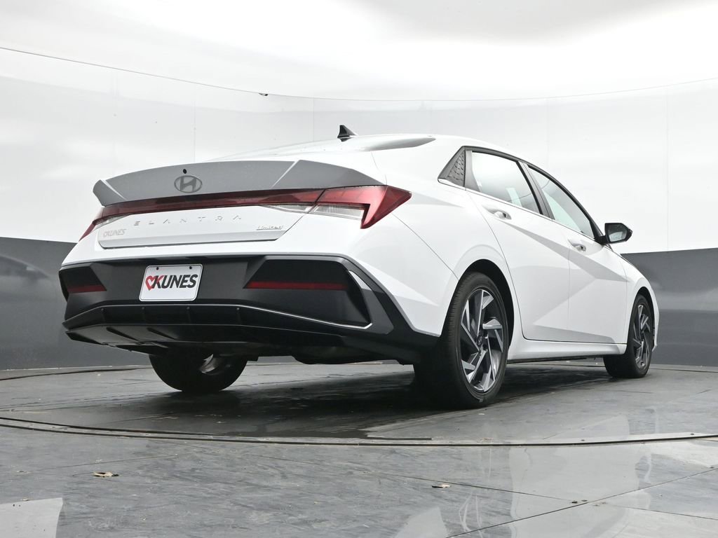 Certified 2025 Hyundai Elantra Limited FWD image 44