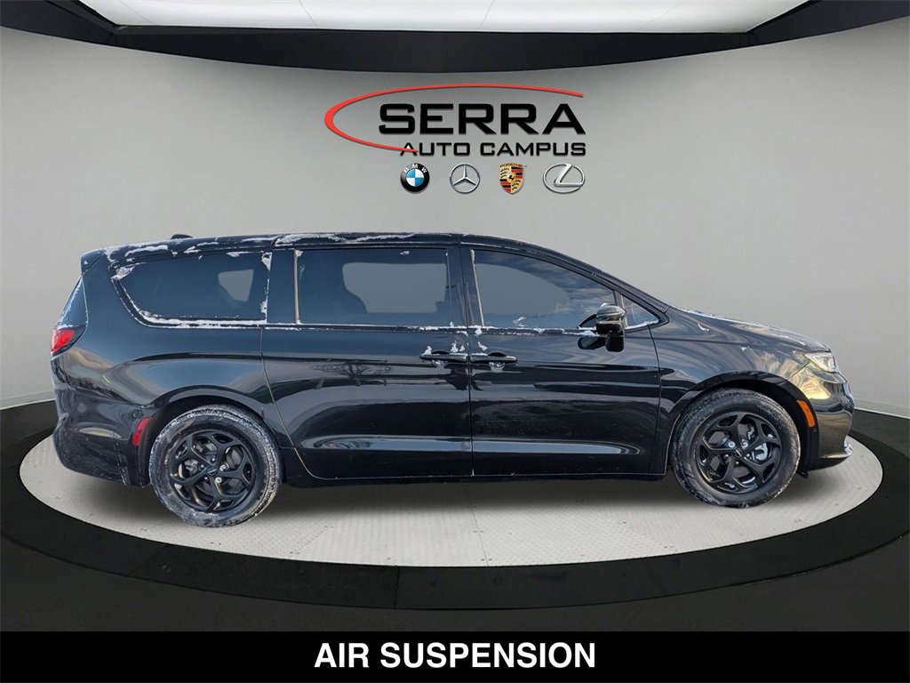 Used 2022 Chrysler Pacifica Limited w/ Uconnect Theater Family Group image 12