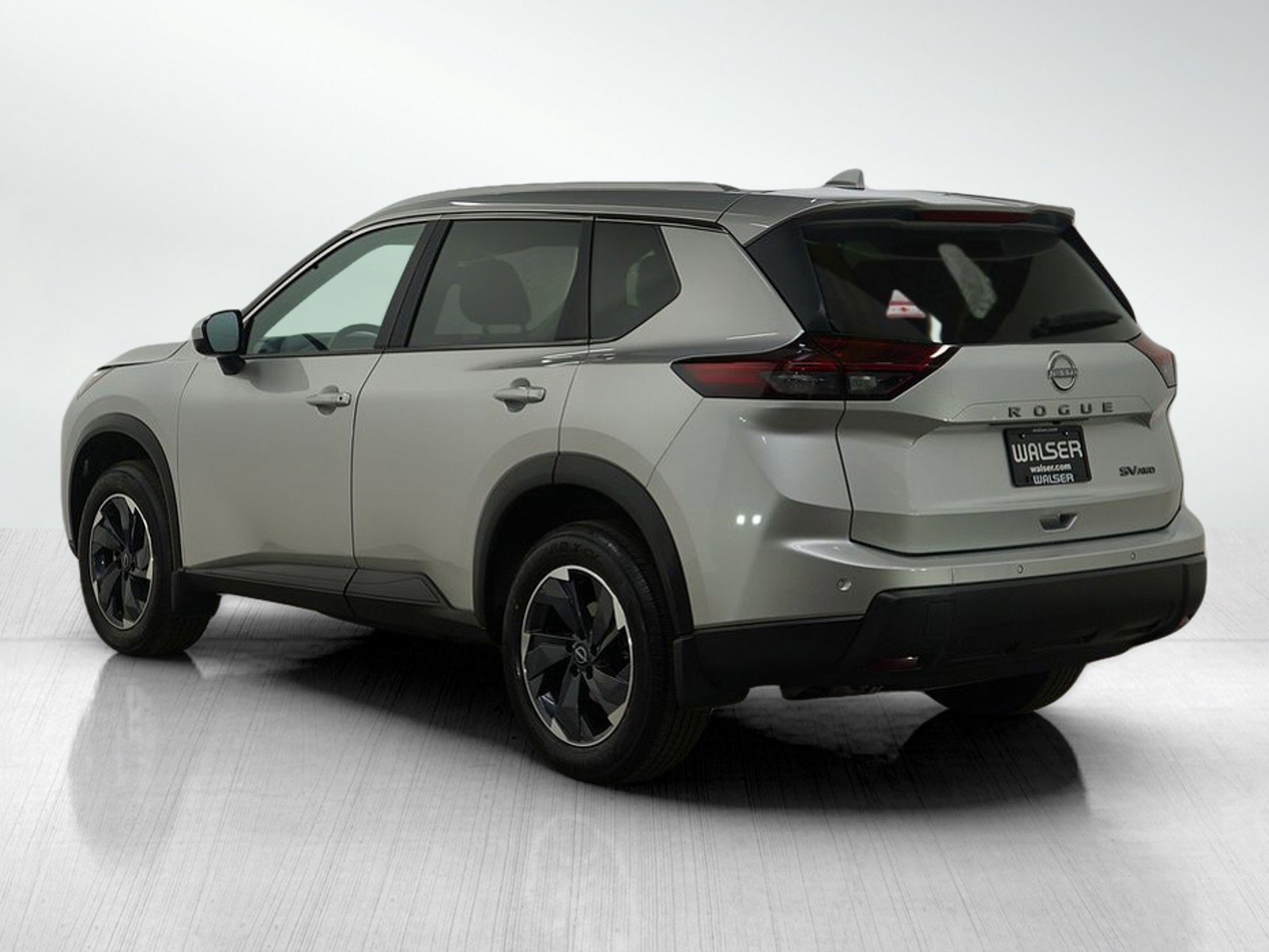Used 2024 Nissan Rogue SV w/ SV Premium Package image 3