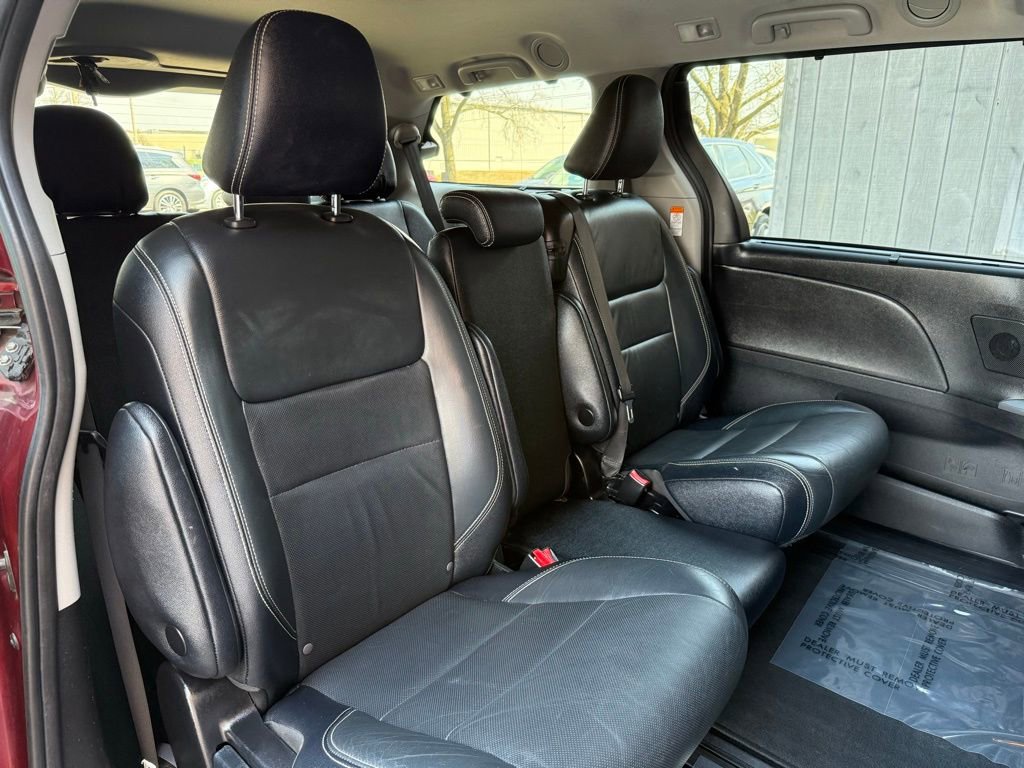 Used 2019 Toyota Sienna SE w/ SE Preferred Package FWD image 22