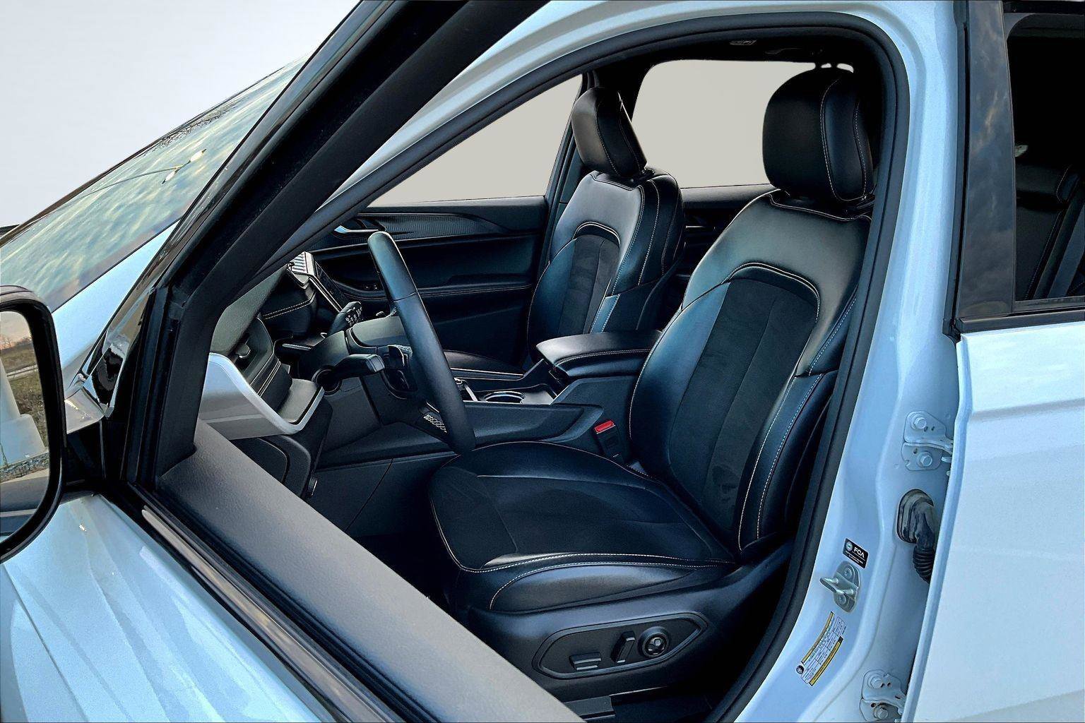 Used 2023 Jeep Grand Cherokee Altitude image 25