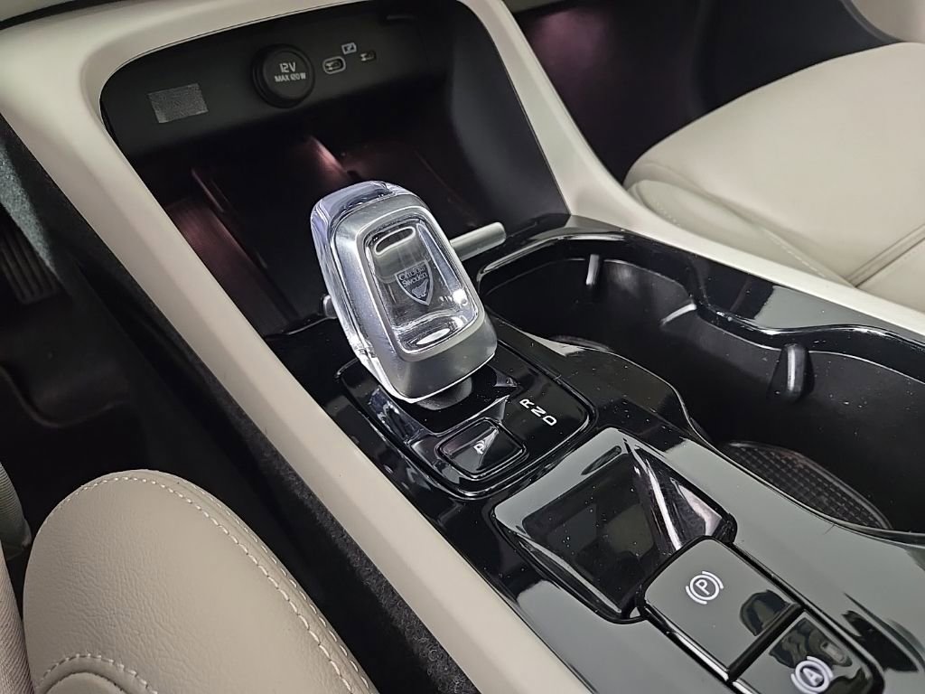 Certified 2024 Volvo XC40 B5 Plus w/ Climate Package image 19