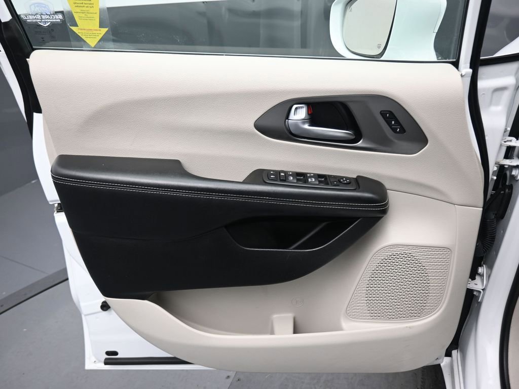 Used 2022 Chrysler Pacifica Touring-L image 9