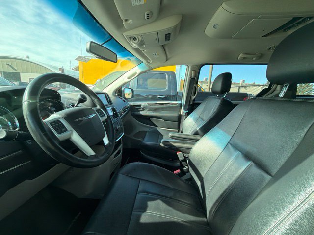 Used 2016 Chrysler Town & Country Touring FWD image 6