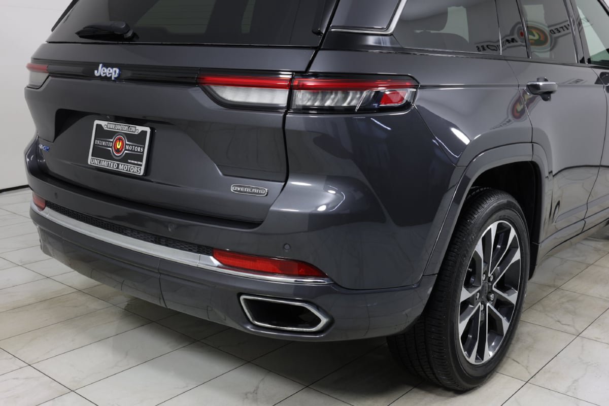Used 2023 Jeep Grand Cherokee Overland w/ Luxury Tech Group IV AWD/4WD image 43