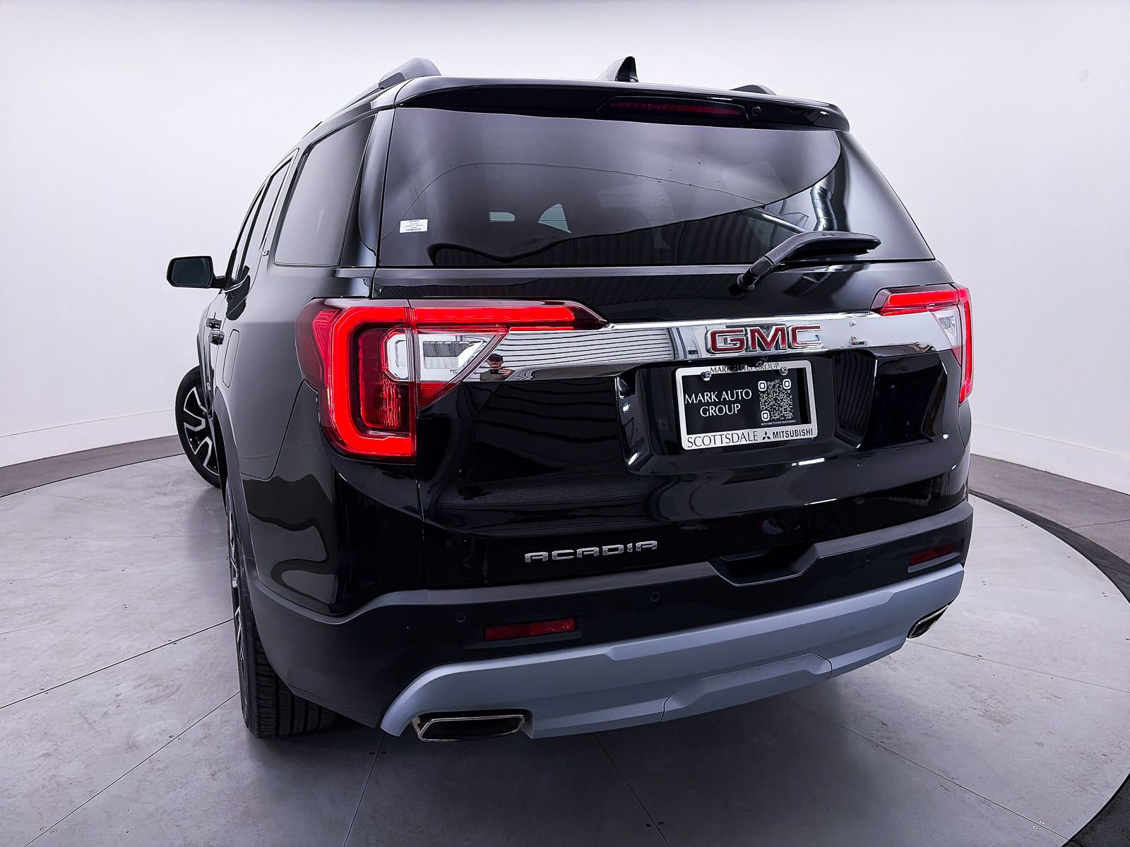 Used 2022 GMC Acadia SLE w/ Driver Convenience Package FWD image 11