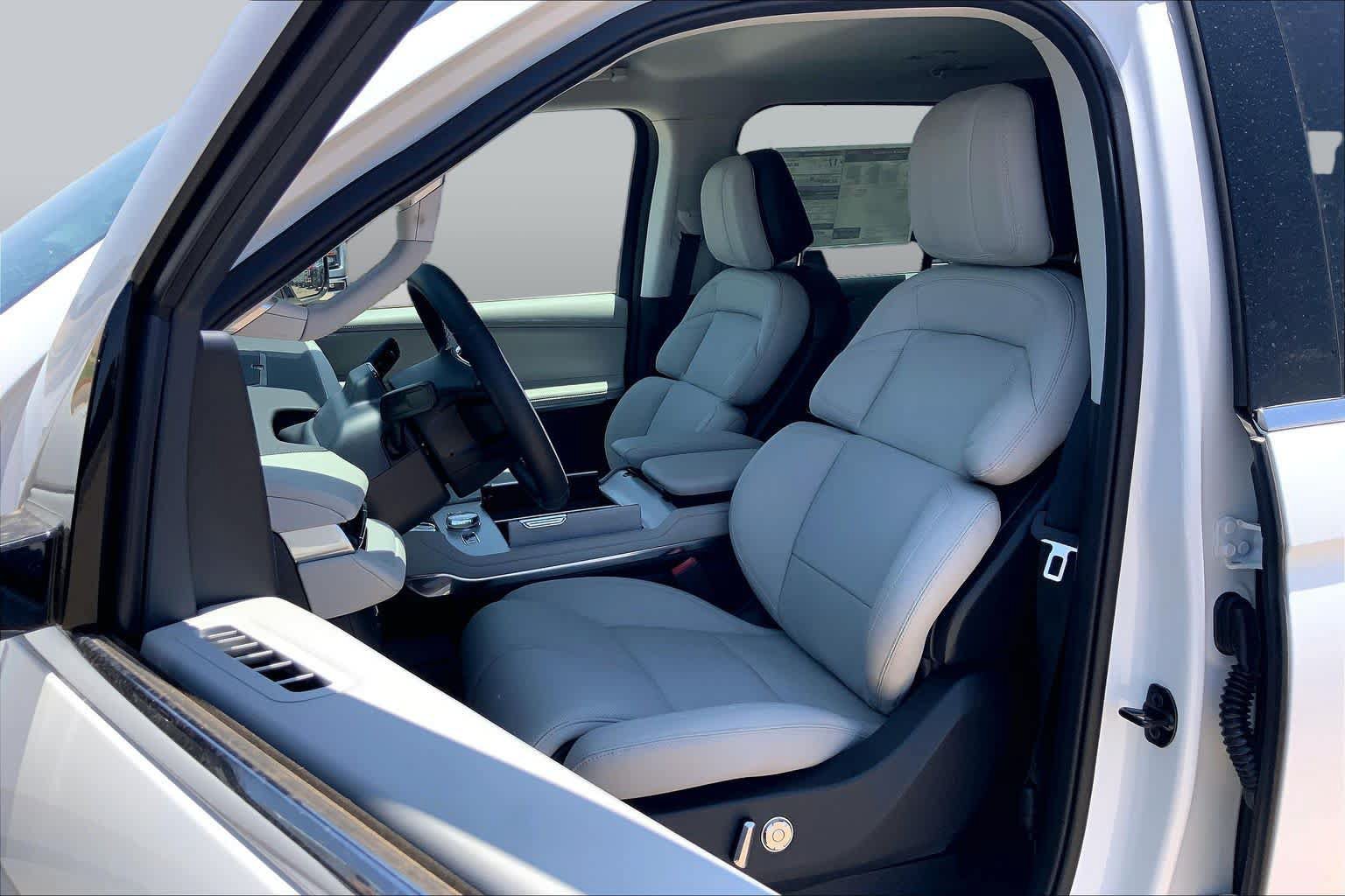 New 2026 Lincoln Navigator L Premier AWD/4WD image 9