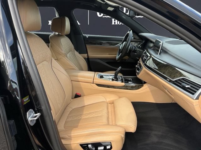 Used 2021 BMW 740i xDrive w/ M Sport Package AWD/4WD image 15