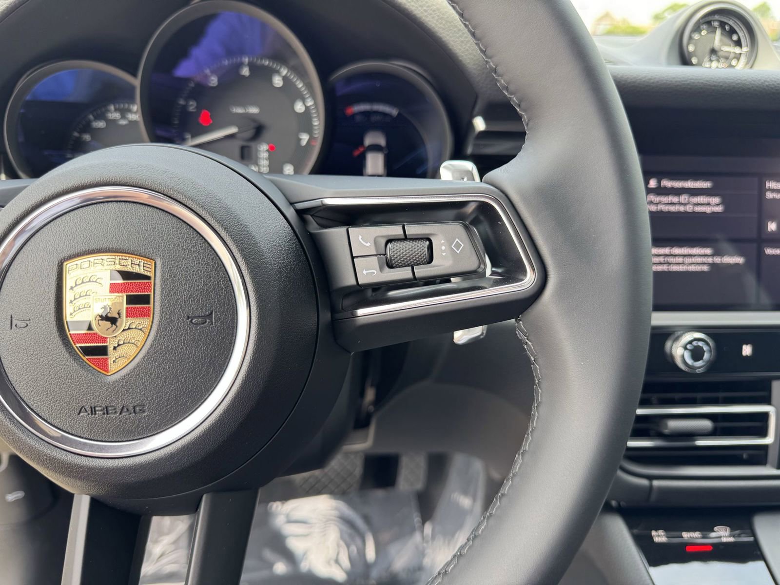 Certified 2025 Porsche Macan AWD/4WD image 21