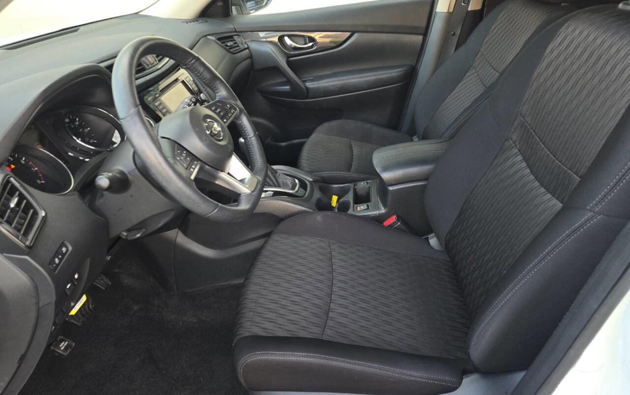 Used 2018 Nissan Rogue SV w/ Premium Package image 8