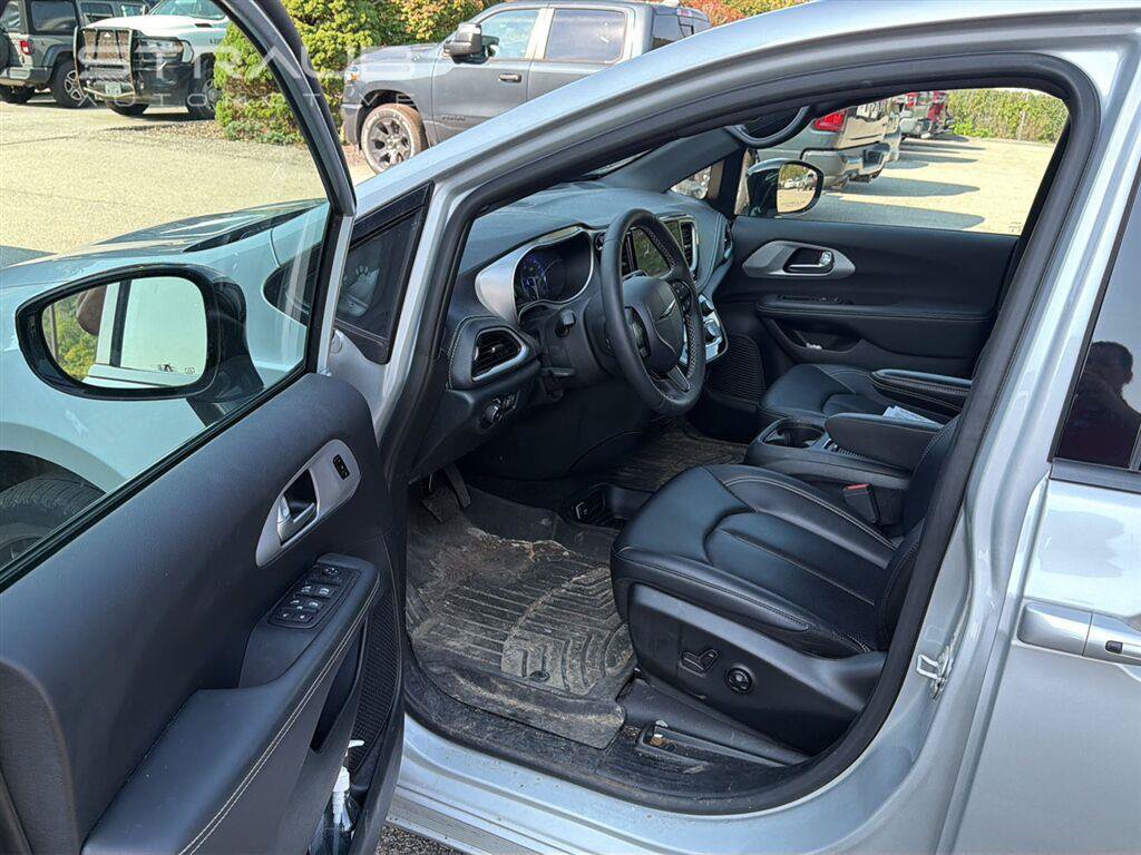 Used 2024 Chrysler Pacifica Touring-L w/ S Appearance Package AWD/4WD image 11