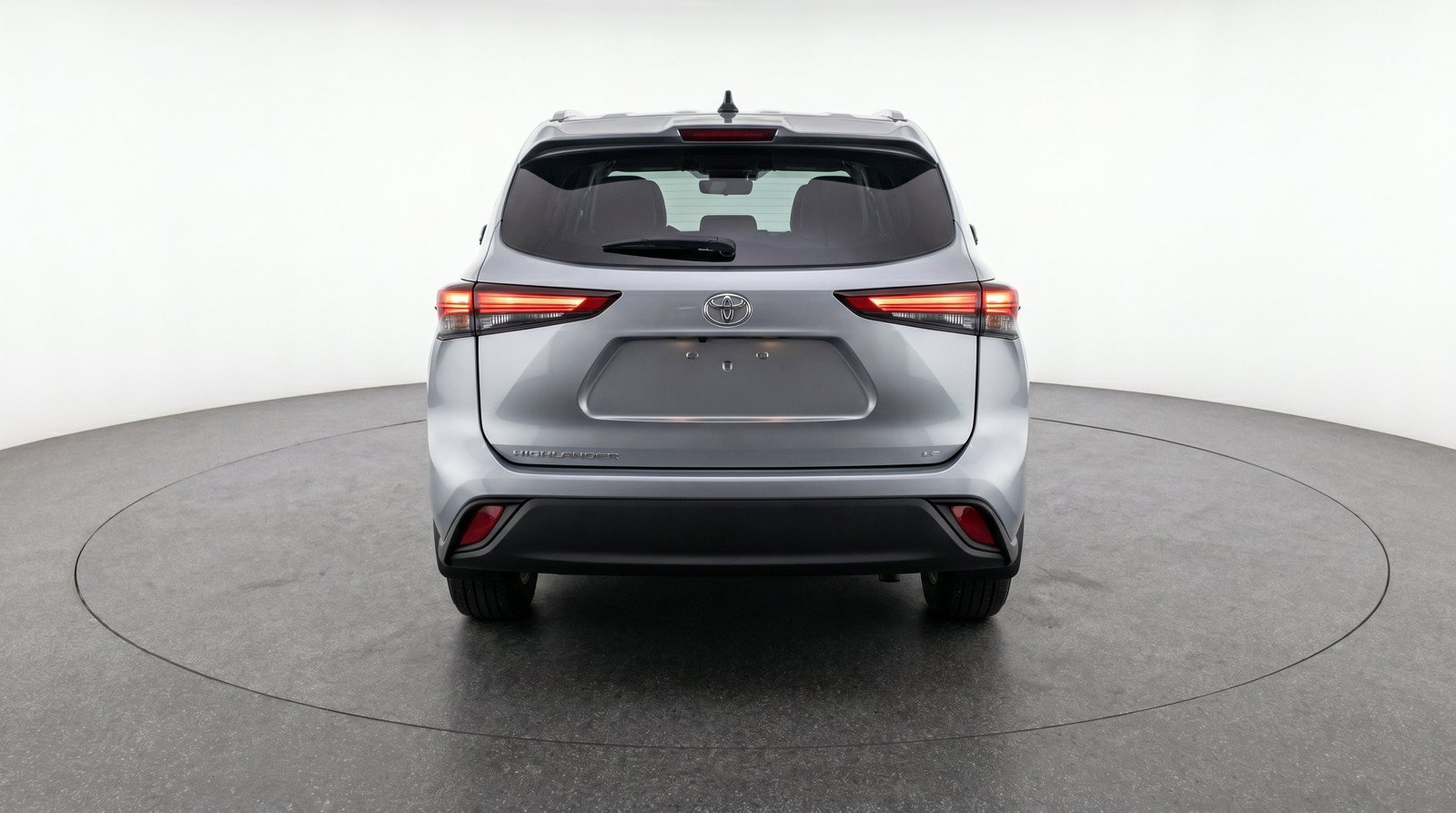 Used 2025 Toyota Highlander LE FWD image 7