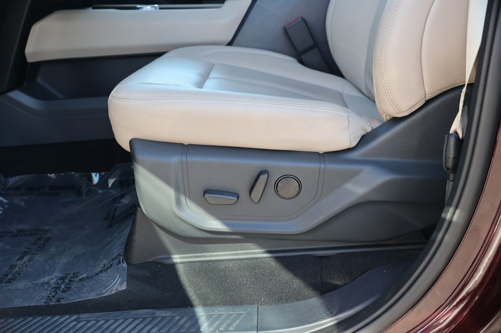 Used 2024 Ford Expedition XLT RWD image 24