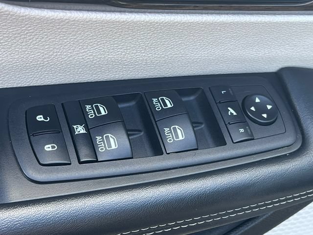 Used 2023 Chrysler Pacifica Limited FWD image 18
