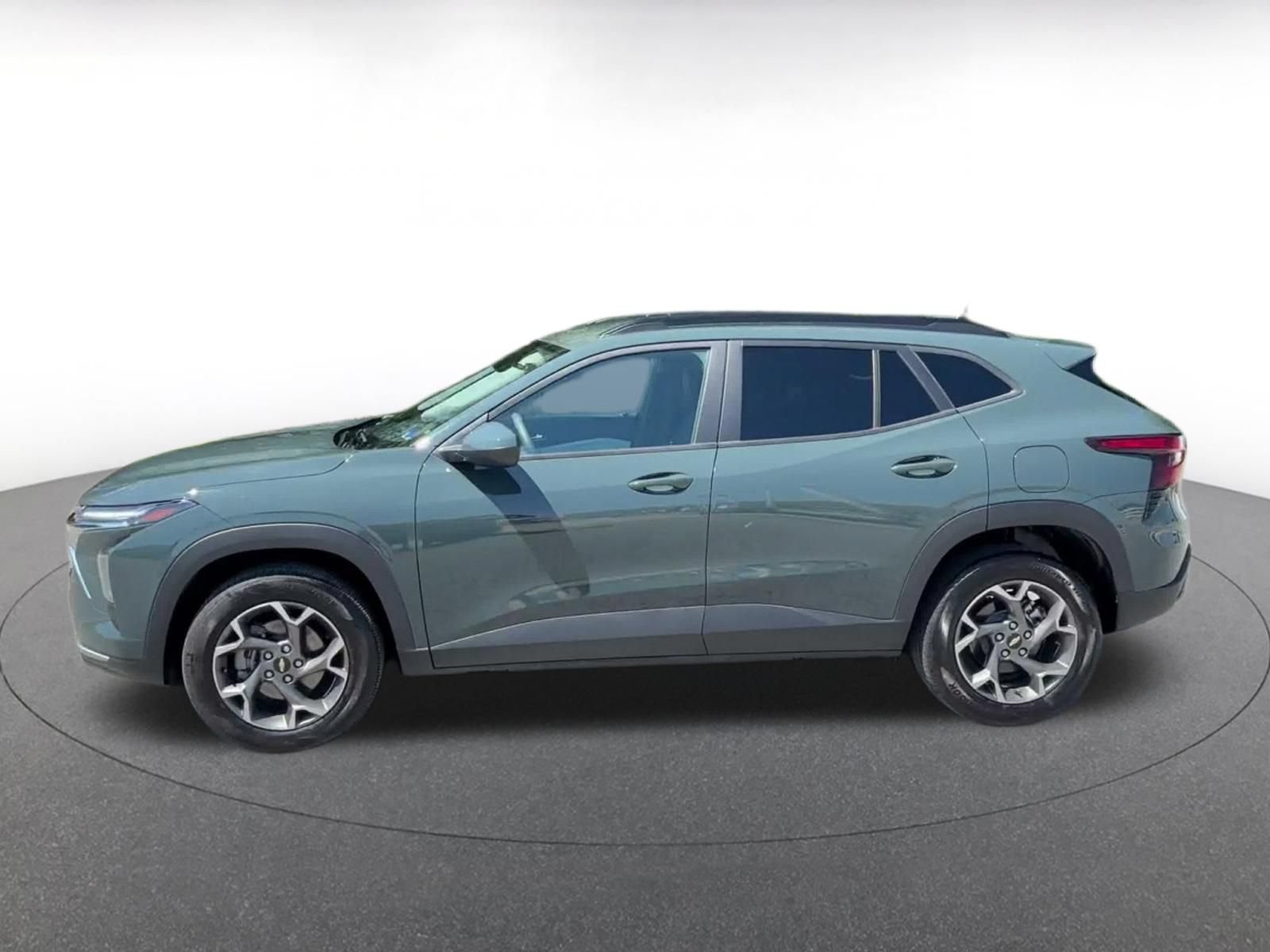 Used 2025 Chevrolet Trax LT FWD image 8