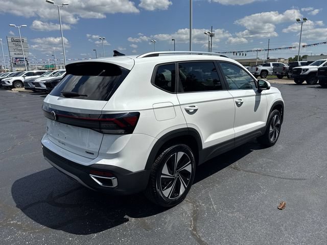 Used 2025 Volkswagen Taos SE AWD/4WD image 2