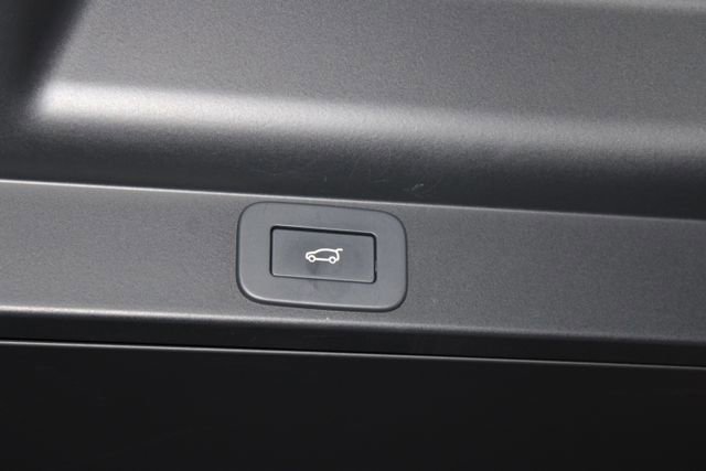 Used 2025 Land Rover Range Rover SE image 42