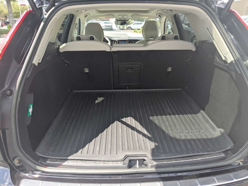 Certified 2024 Volvo XC60 B5 Plus w/ Protection Package Premier AWD/4WD image 18