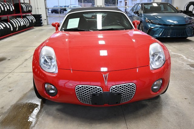 Used 2007 Pontiac Solstice Convertible w/ Premium Package image 2