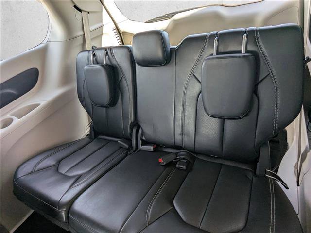 Used 2023 Chrysler Pacifica Touring-L image 18