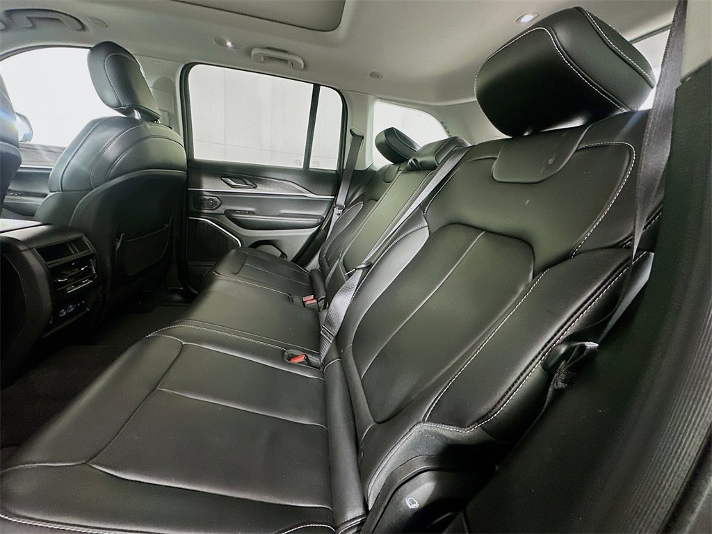 Used 2022 Jeep Grand Cherokee Limited image 24