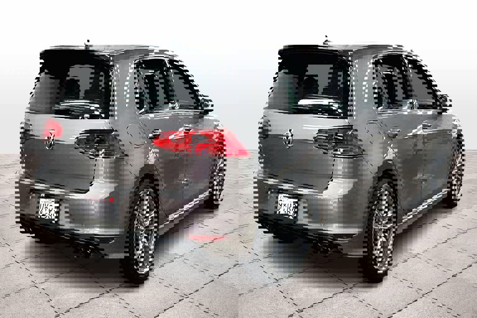 Used 2017 Volkswagen Golf R 4-Door image 15