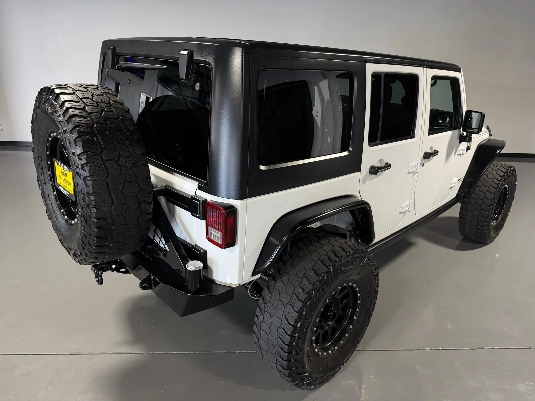 Used 2015 Jeep Wrangler Unlimited Rubicon w/ Connectivity Group AWD/4WD image 3