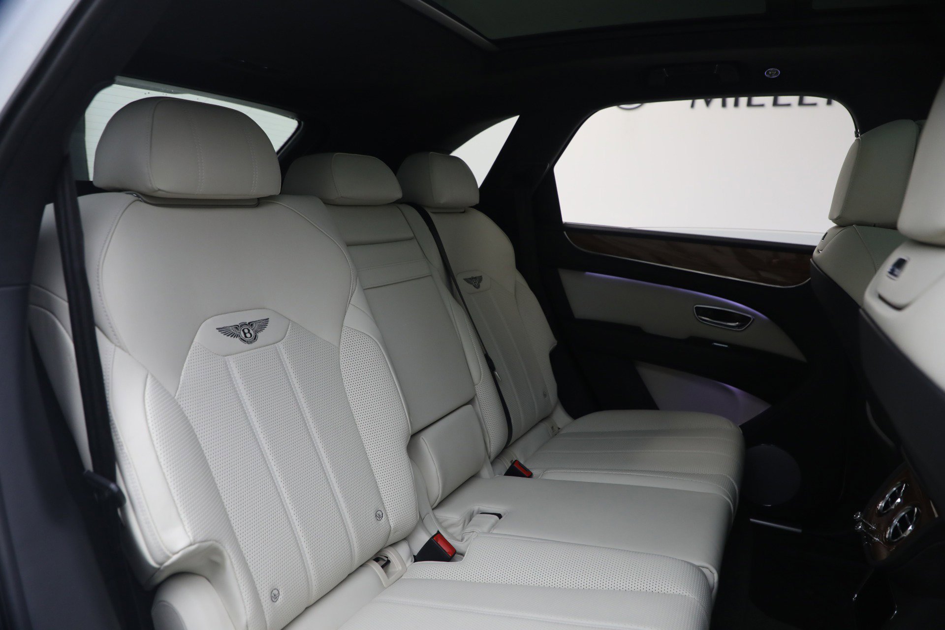 Used 2023 Bentley Bentayga image 31