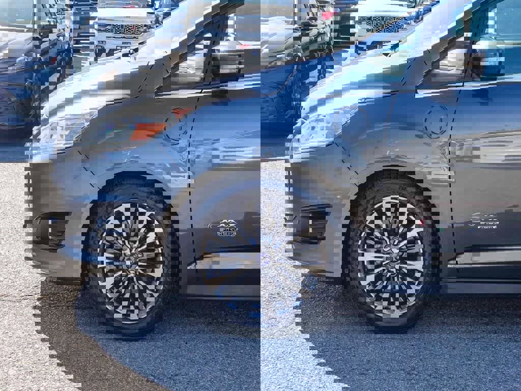 Used 2017 Ford C-MAX Energi Titanium image 9