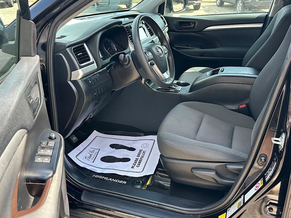 Used 2019 Toyota Highlander LE AWD/4WD image 12