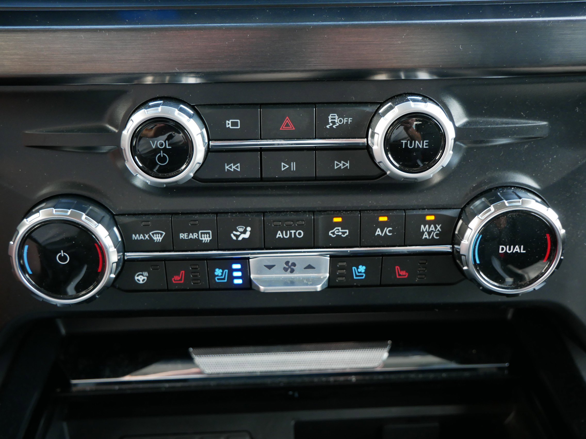 Used 2025 Ford F350 Lariat w/ FX4 Off-Road Package image 15