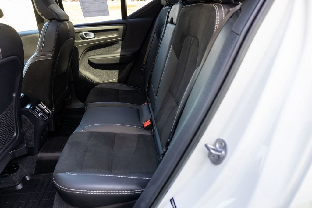 Used 2022 Volvo XC40 T5 R-Design image 12
