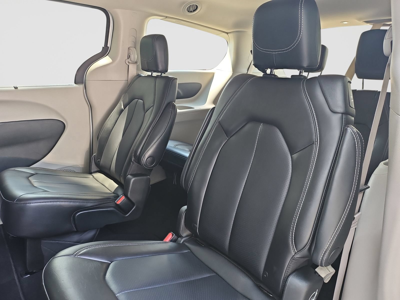 Used 2023 Chrysler Pacifica Touring-L FWD image 42
