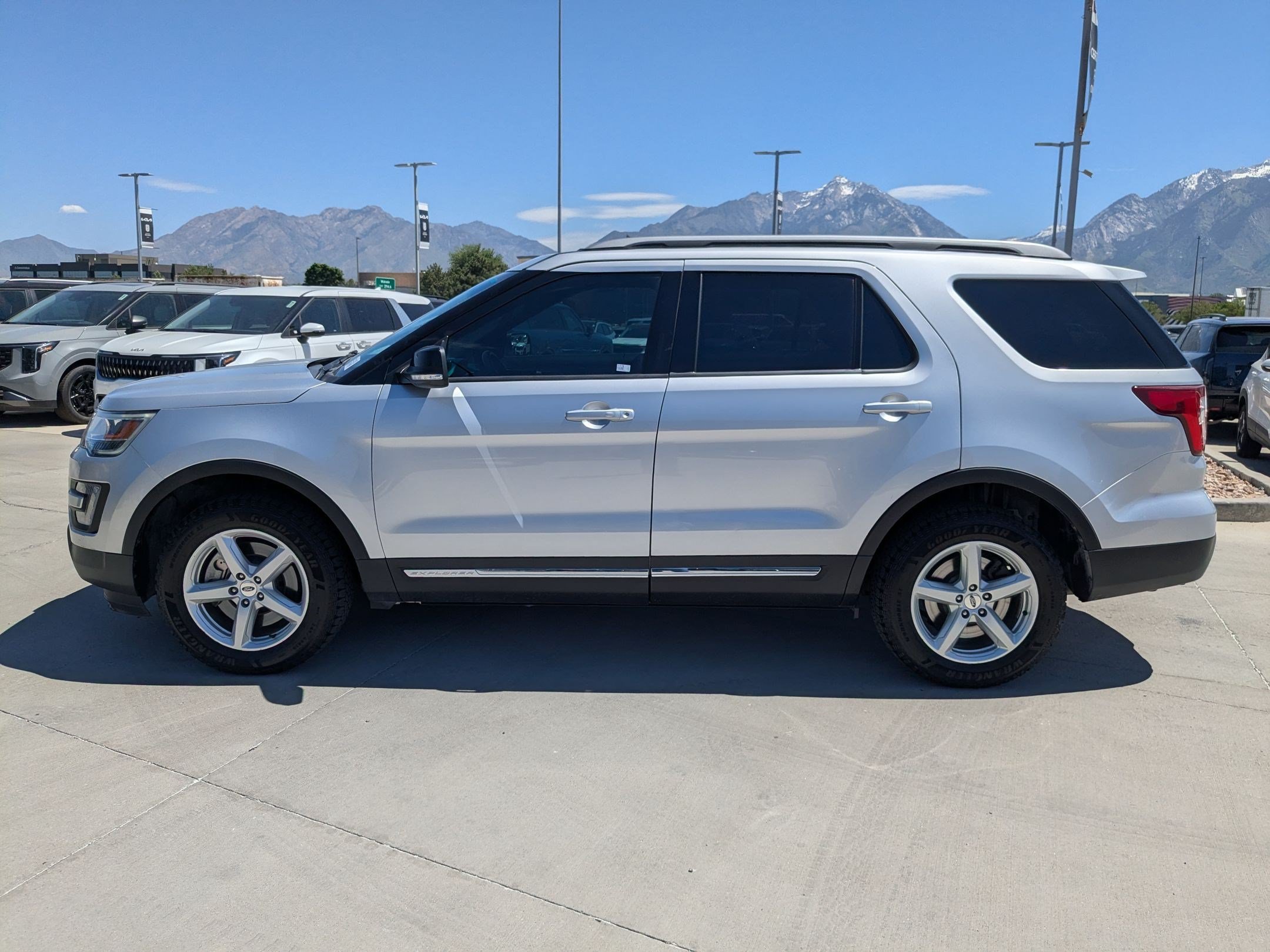 Used 2017 Ford Explorer XLT w/ Equipment Group 201A AWD/4WD image 2