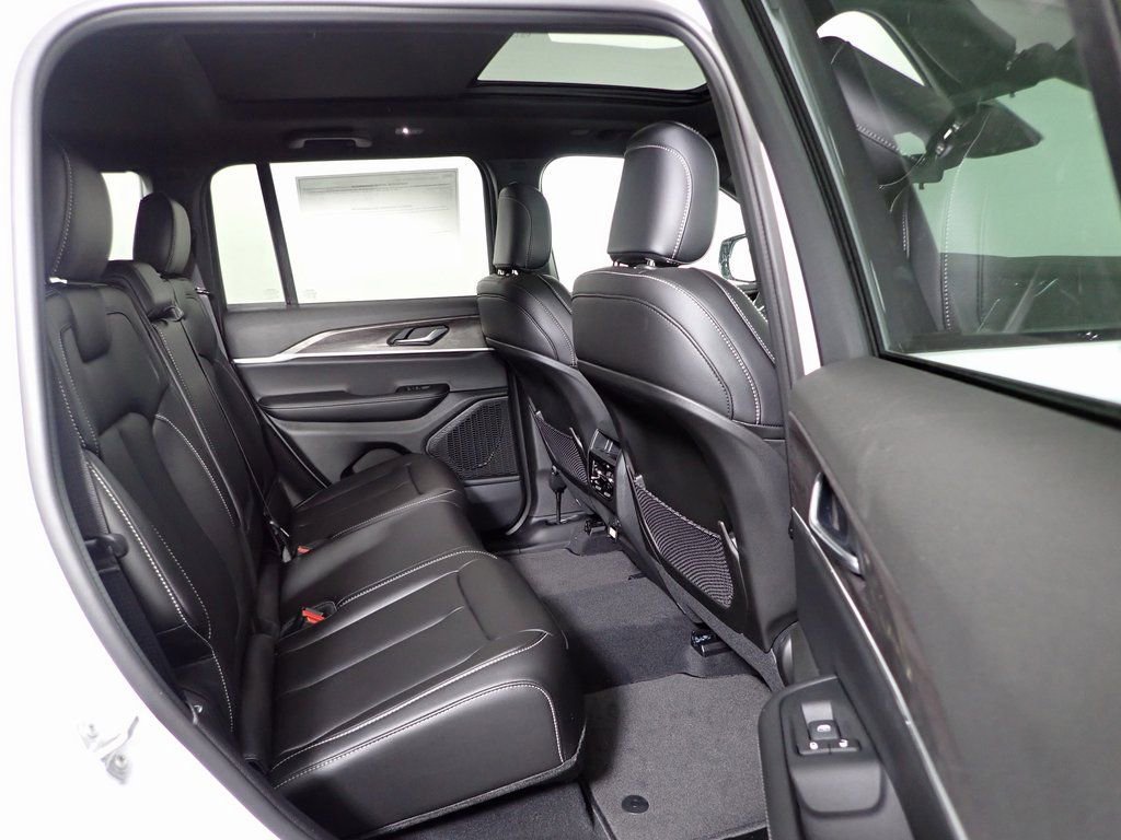 New 2025 Jeep Grand Cherokee Limited w/ Black Appearance Package image 36