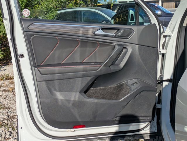 Used 2024 Volkswagen Tiguan SE image 2